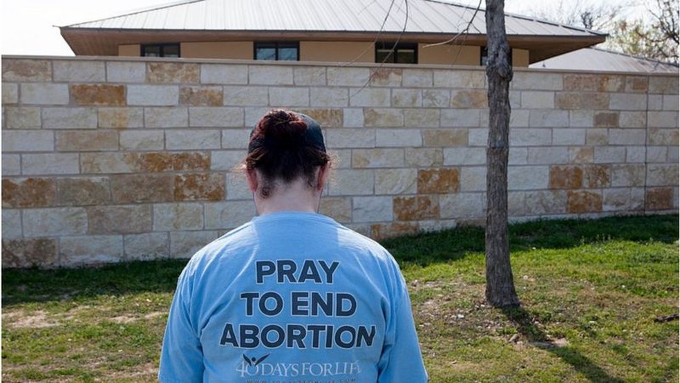 Ativista anti-aborto reza em frente a clínica no Texas — Foto: Getty Images via BBC