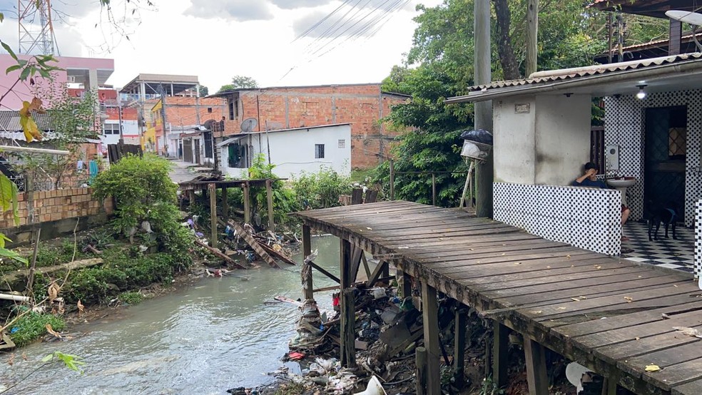 Ponte de acesso utilizada por moradores ficou destruída  — Foto: Patrick Marques/G1 AM