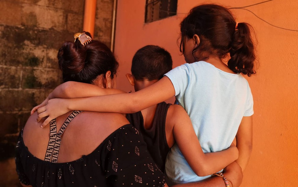  Família de solicitantes de asilo de Honduras que fugiu para a Guatemala após ser ameaçada por membros de uma gangue. Meses após sua chegada, em plena pandemia de Covid-19, a casa que alugavam com ajuda da ACNUR foi atingida pela tempestade tropical Eta, o que forçou a mudança para um abrigo — Foto: ACNUR/Luis Sanchez Valverth