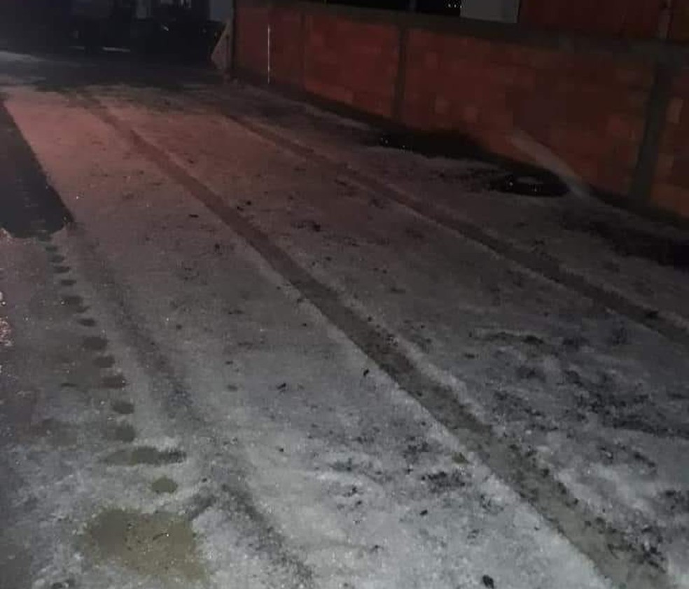 Chuva de granizo atingiu Xaxim na noite desse sábado (28) (Foto: Defesa Civil/Xaxim)