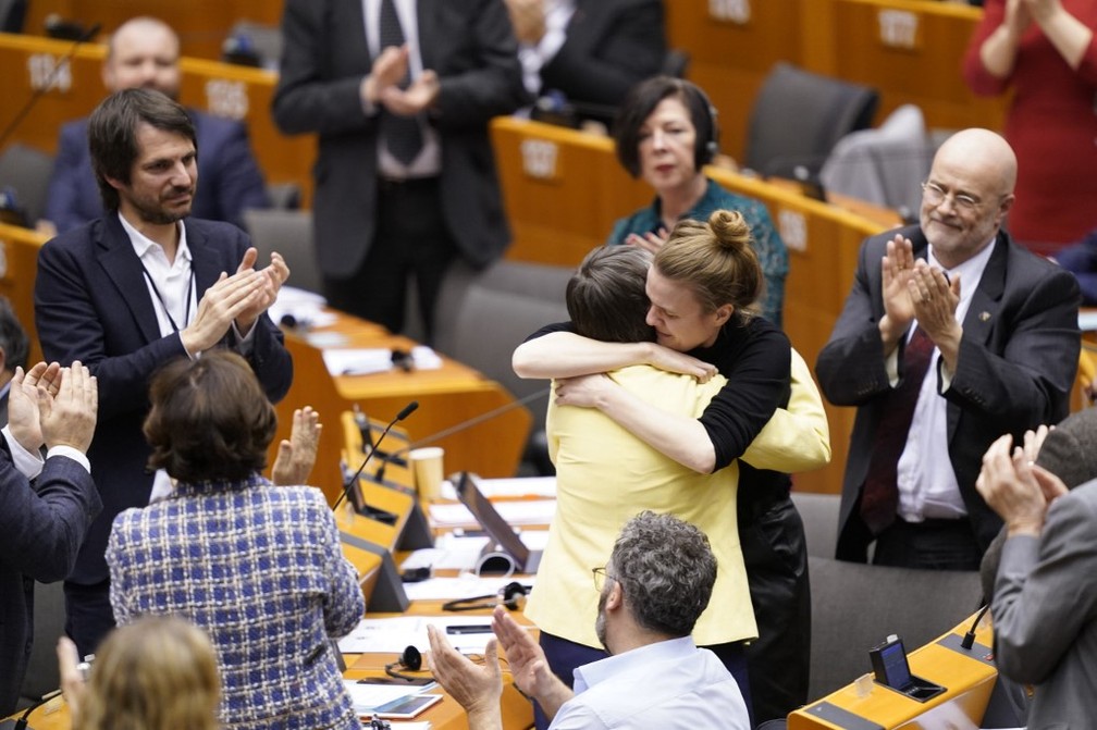 Parlamentares britânicos favoráveis ao Brexit se despedem de colegas na última sessão do Parlamento antes da retirada do Reino Unido, nesta quarta-feira (29) — Foto: Kenzo Tribouillard/AFP