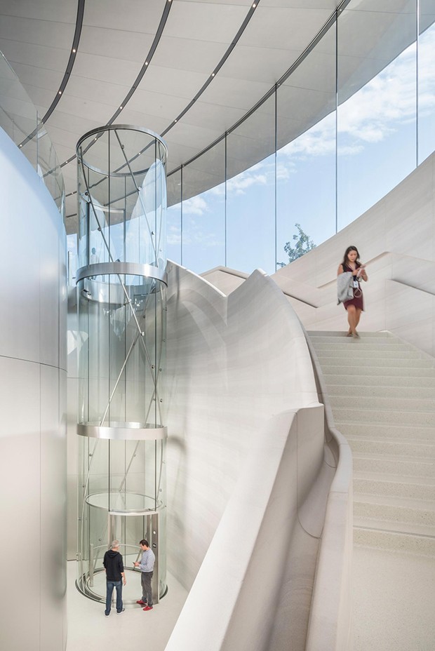 Teatro Steve Jobs tem elevador de vidro e auditório subterrâneo (Foto: Divulgação )