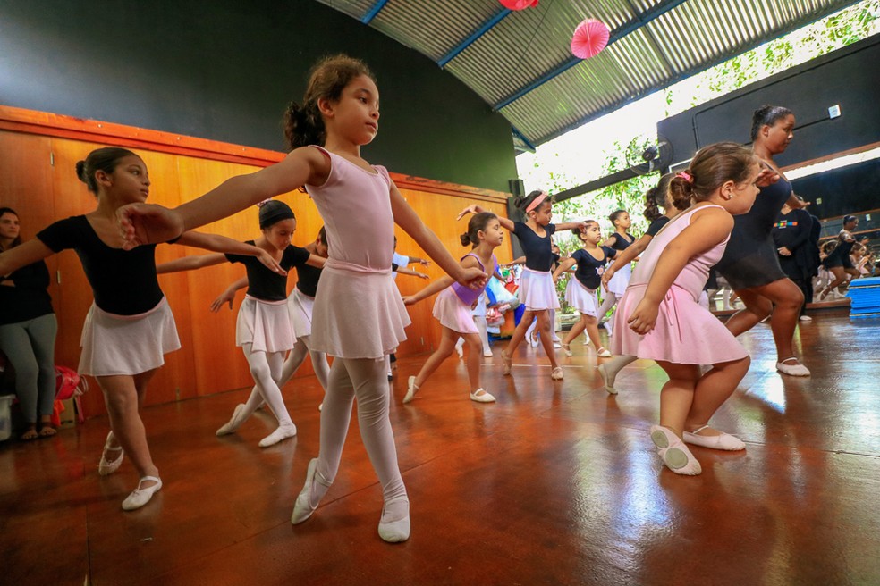 Aulas de ballet é um das oficinas (Foto: Danilo Sardinha/GloboEsporte.com)