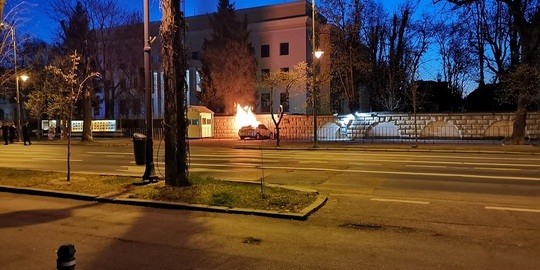 Homem morre ao jogar carro contra embaixada russa (Foto: Reprodução/Facebook)