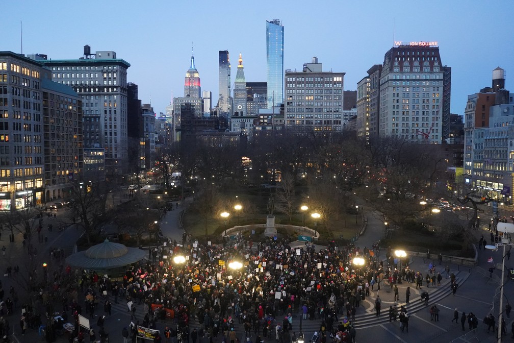 Manifestantes protestam em Nova York contra declaração de emergência nacional feita por Donald Trump — Foto: Go Nakamura/Reuters