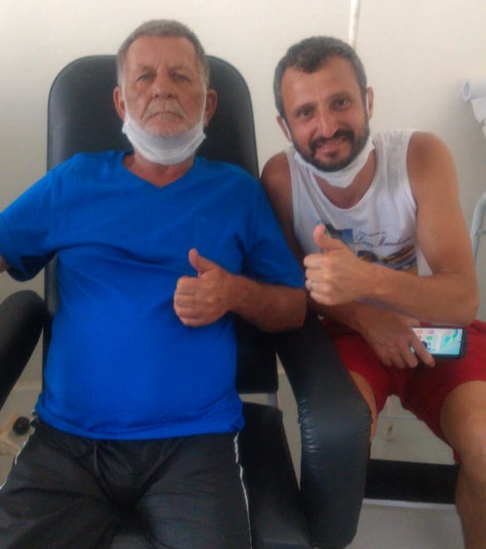 Juscelino Pereira e o filho no hospital de Santa Maria da Serra  — Foto: Arquivo pessoal