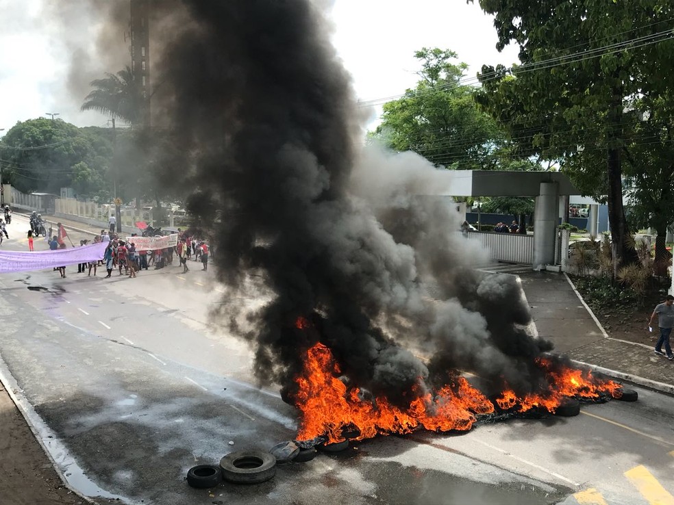 Protesto aconteceu em frente ao Centro Administrativo do Município, no bairro de Água Fria. (Foto: Walter Paparazzo/G1)