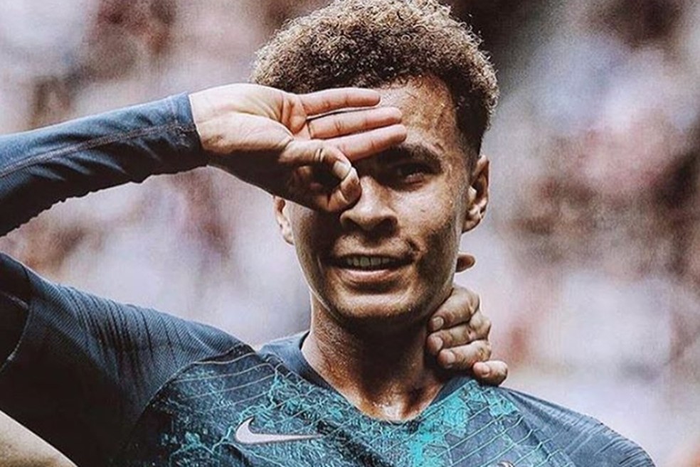 Gesto feito por DeleAlli ao comemorar gol virou desafio no Instagram — Foto: Reprodução/Instagram