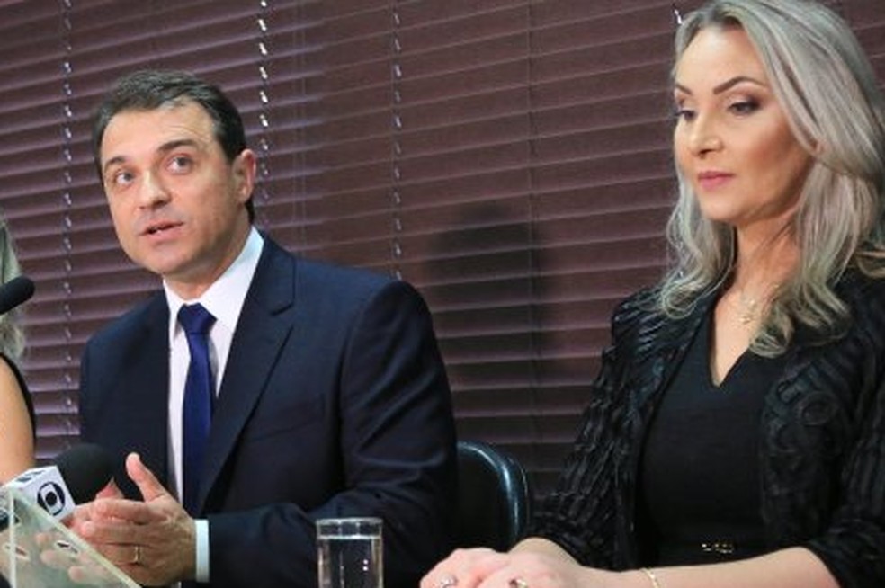 Governador Moisés e a vice, Daniela Reinehr, durante posse na Alesc: agora, ambos são alvo de processo de impeachment — Foto: Júlio Cavalheiro/Secom
