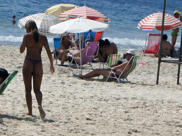 Banhista aproveita sol na Praia de Copacabana, na Zona Sul do Rio, nesta segunda-feira (Foto: Gabriel Barreira/G1)