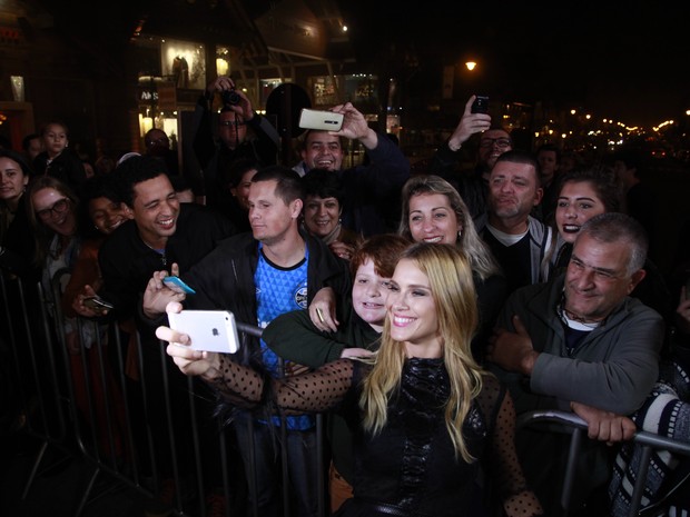 Carolina Dieckmann tirou selfies com o público antes de exibição de filme (Foto:  Cleiton Thiele/Pressphoto )