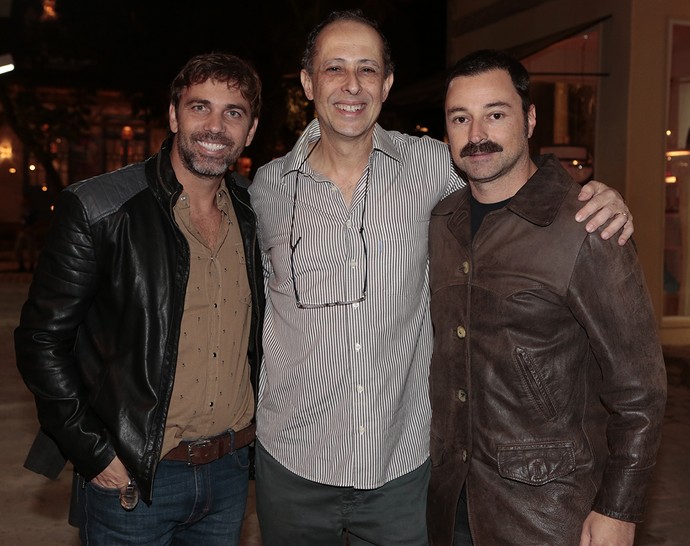 Os atores Marcelo Faria e Emilio Orciollo posam com o autor de Sol Nascente, Julio Fischer (Foto: Gshow/Felipe Monteiro)