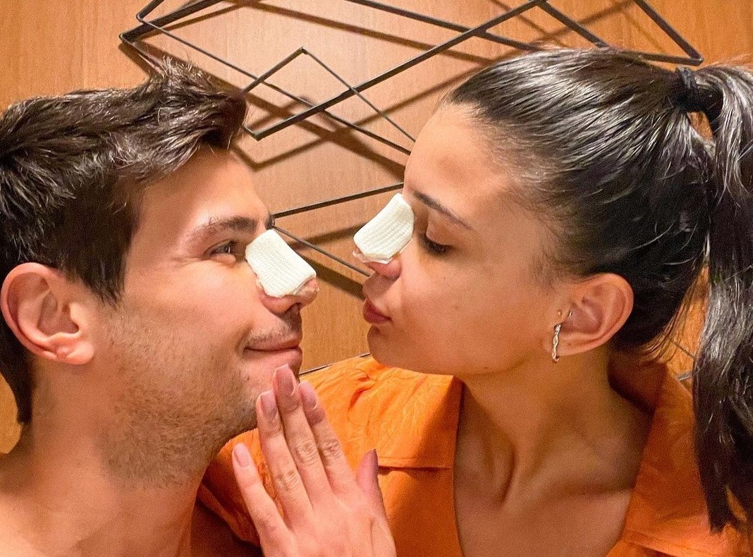 Mariano e Jakelyne Oliveira aparecem com narizes engessados após rinoplastia (Foto: Reprodução/Instagram)