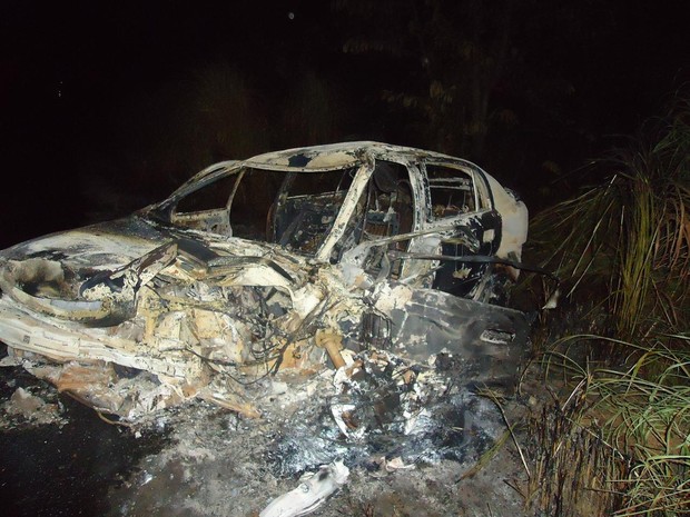 Fogo destruiu completamente o carro de passeio (Foto: Divulgação/PRF-TO)