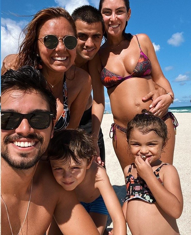 Gravida do terceiro filho, Mariana Uhlmann mostra a barriguinha em clique com Felipe Simas e os filhos (Foto: Reprodução/Instagram)
