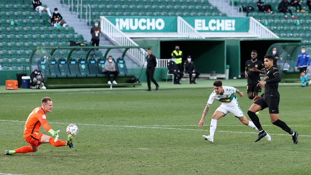 Ter Stegen evita o empate do Elche com o Barcelona com o pé direito