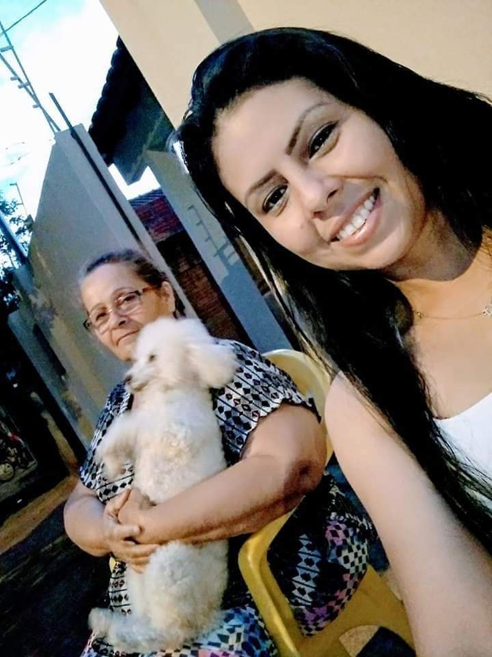 Luciana ficou com as cachorrinhas da mãe, Nilce, vítima de feminicídio em MS no mês de abril. — Foto: Arquivo pessoal