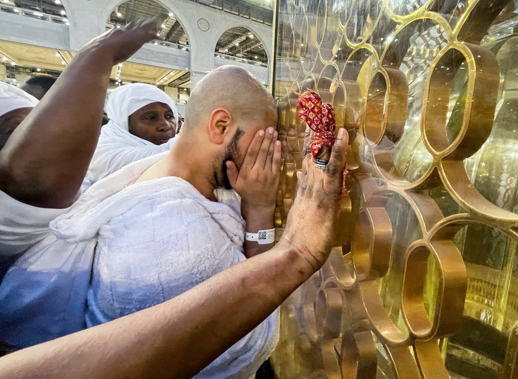Um peregrino muçulmano chora ao lado da Estação de Ibrahim, na cidade sagrada de Meca — Foto: Reuters/Mohammed Salem 