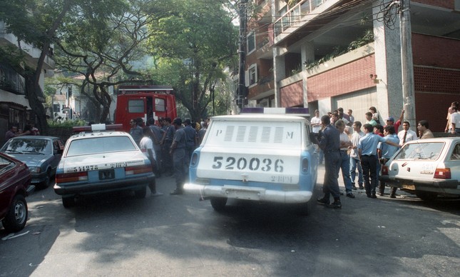 Policiais isolam área próxima ao Teatro Fênix, após tentativa de sequestro