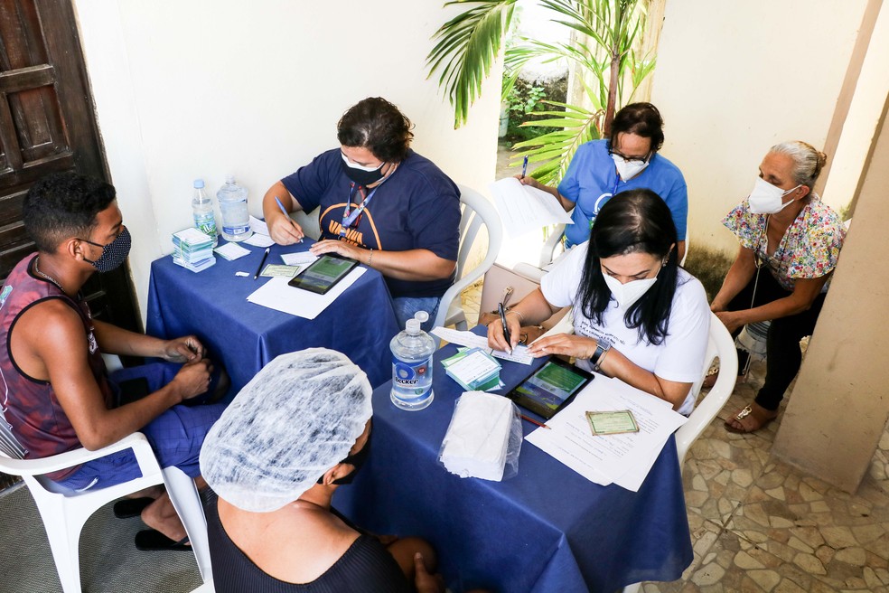 Profissionais de saúde promovem vacinação itinerante contra a Covid-19 no Recife — Foto: Richardson Martins/Divulgação