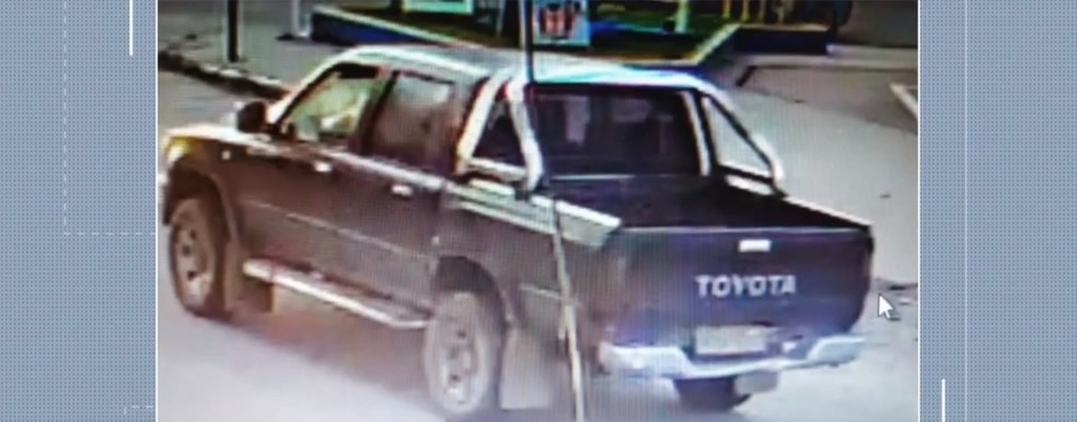 Veículo usado pelos bandidos foi rastreado por um radar após invadir o sinal vermelho — Foto: Reprodução/TV Santa Cruz
