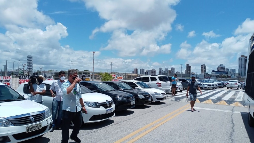 Motoristas de aplicativo protestam em Natal. — Foto: Ronaldo Brandão