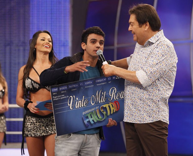 Marco no palco do Domingão no momento em que recebeu o prêmio (Foto: Domingão do Faustão / TV Globo)