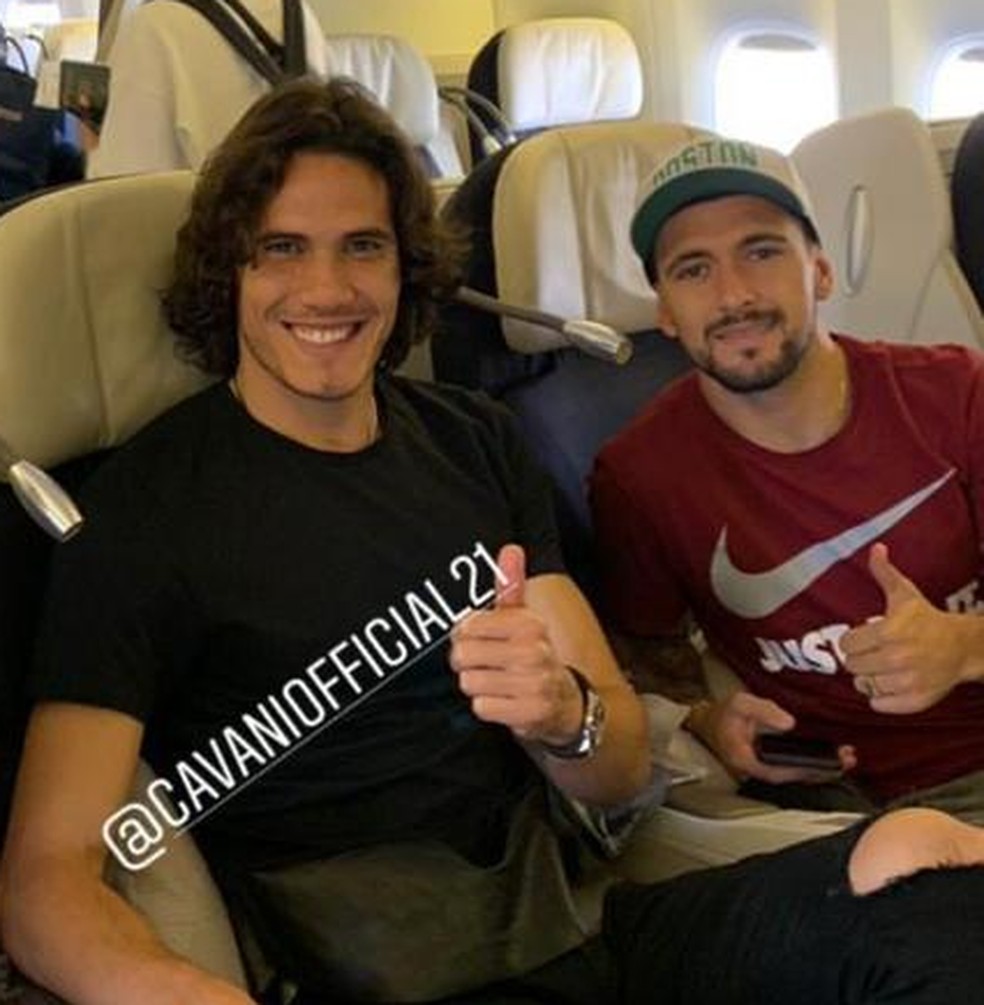 Arrascaeta no voo para o Jap&atilde;o com a sele&ccedil;&atilde;o uruguaia que o tirou do primeiro jogo &mdash; Foto: Reprodu&ccedil;&atilde;o/ Arquivo Pessoal 