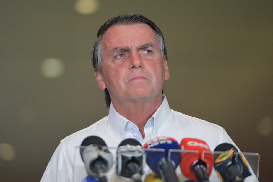 Bolsonaro faz críticas ao TSE em pronunciamento no Palácio da Alvorada