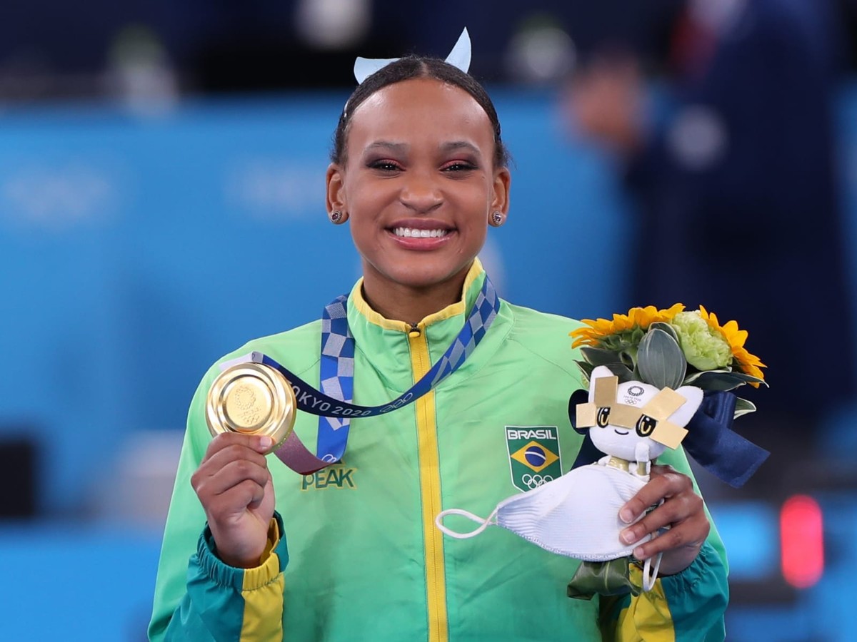 Rebeca Andrade é 1ª brasileira a ganhar duas medalhas em uma única