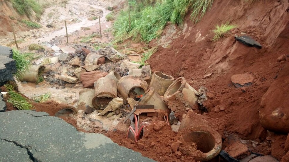 Cratera aberta na rodovia MS-475 expôs manilhas de tubulação de água (Foto: Prefeitura de Novo Horizonte do Sul/ Divulgação)