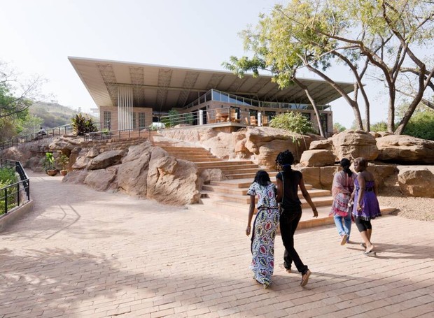 Parque Nacional do Mali: todos os edifícios são revestidos externamente com pedra natural da região (Foto: Kéré Architecture / Divulgação)