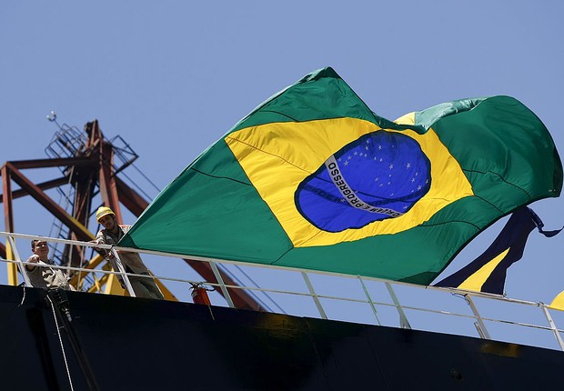 Bandeira do Brasil é pendurada em navio do programa Transpetro de exploração do pré-sal (Foto: Buda Mendes/Latin Content/Getty Images)