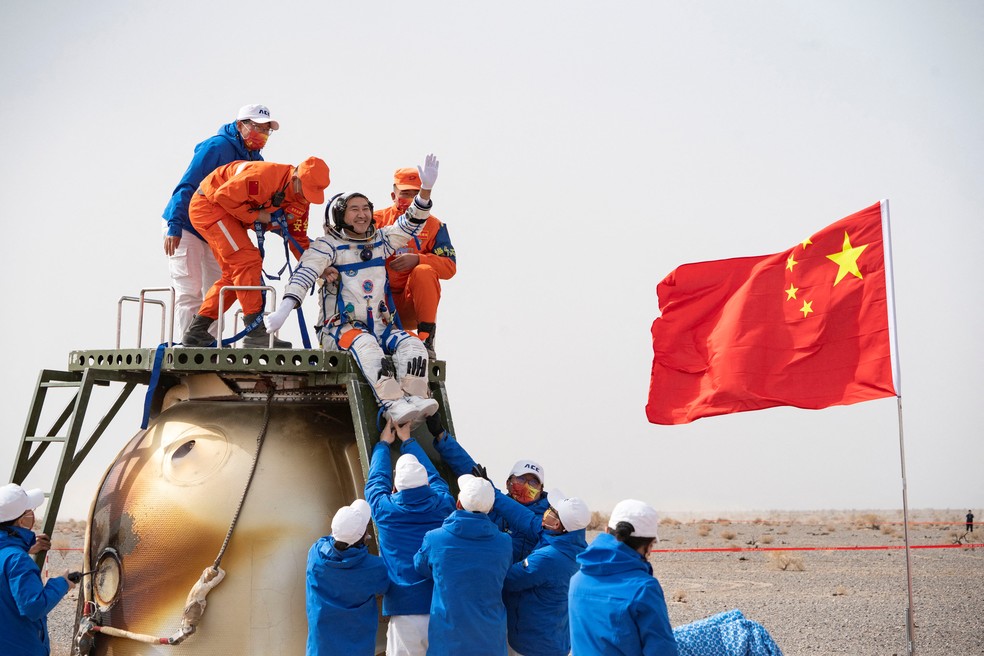 Astronauta chinês Zhai Zhigang retornou com mais três astronautas à Terra após a missão espacial tripulada Shenzhou-13 para concluir a construção de estação espacial. — Foto: Reuters