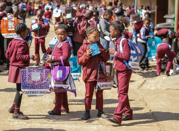 Empreendedora desenvolve mochila que fornece luz para crianças estudarem à noite na África do sul (Foto: Hypeness/Reprodução)
