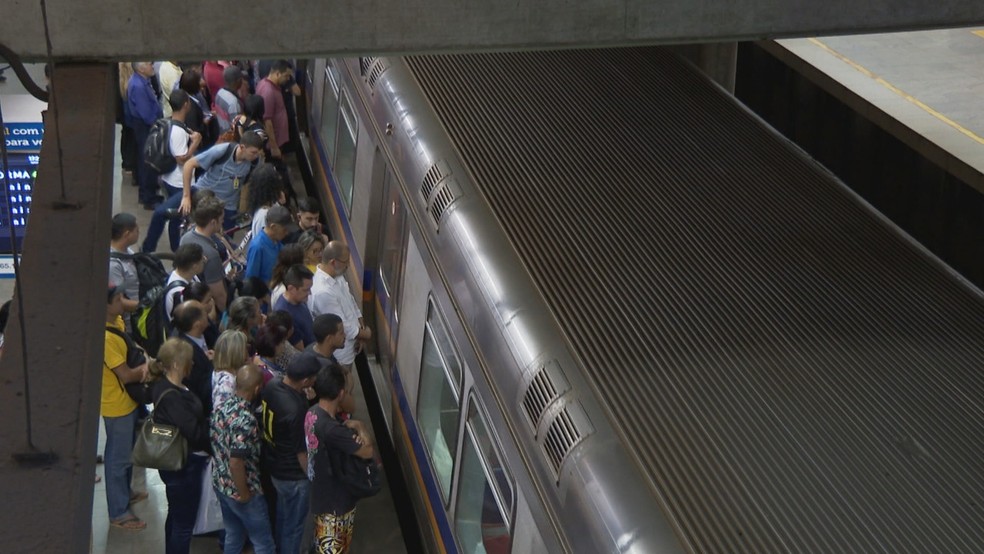 Passageiros enfrentam bilheterias fechadas e tumulto após fim da greve no Metrô-DF — Foto: TV Globo/Reprodução