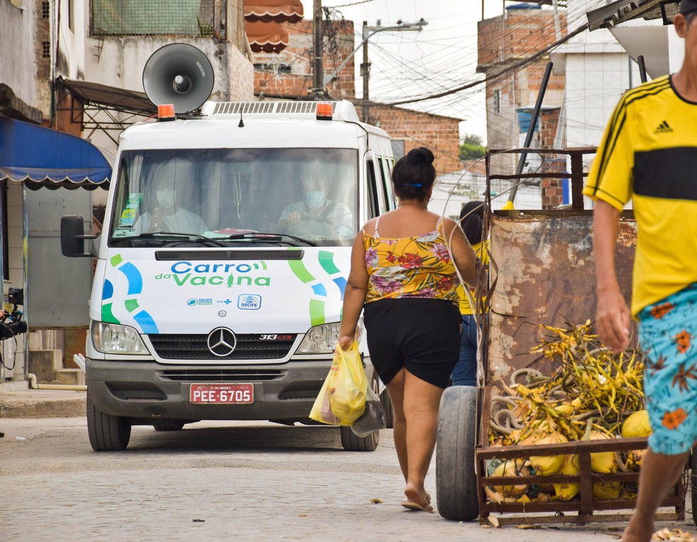 Carro aplica doses da vacina da Covid-19 em bairros do Recife — Foto: Daniel Tavares/PCR