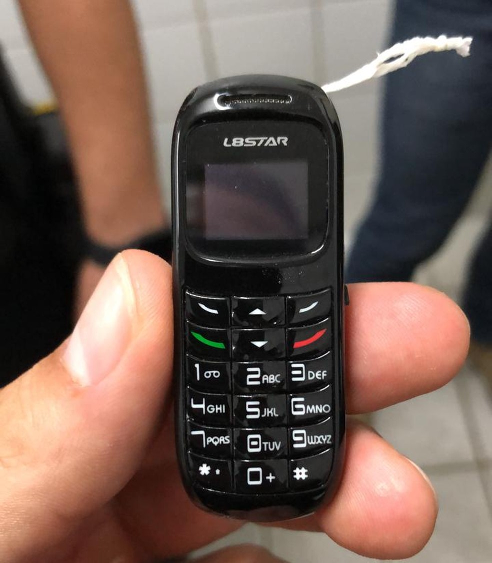 Pequeno celular foi retirado no Walfredo Gurgel — Foto: Divulgação