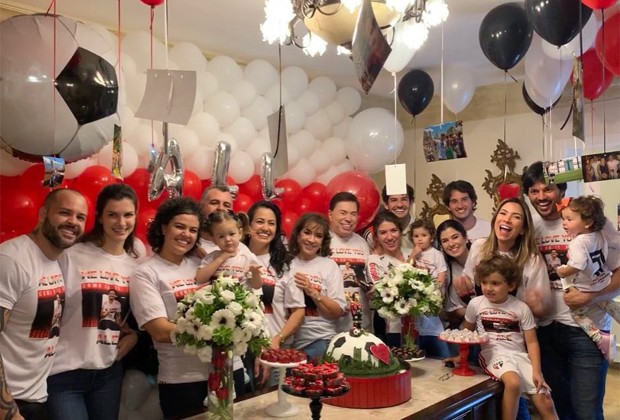 Rebeca Abravanel reúne sua família e a do namorado, o jogador de futebol Alexandre Pato, para celebrar estreia do atleta no São Paulo pelo Campeonato Brasileiro (Foto: Reprodução/Instagram)