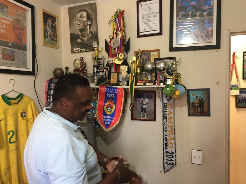 Na casa de seu Dario, pai de Jean e Jô, o futebol está em todos os cantos e paredes (Foto: Arquivo pessoal)