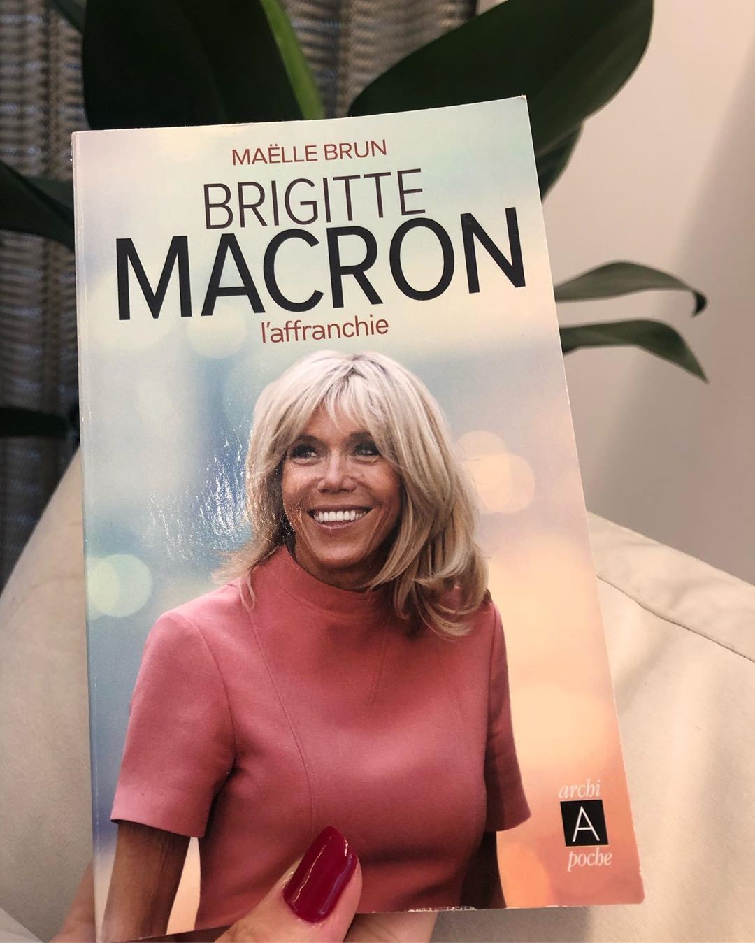 Fátima Bernardes elogiou Brigitte Macron ao divulgar uma foto de seu livro (Foto: Instagram/ Reprodução)