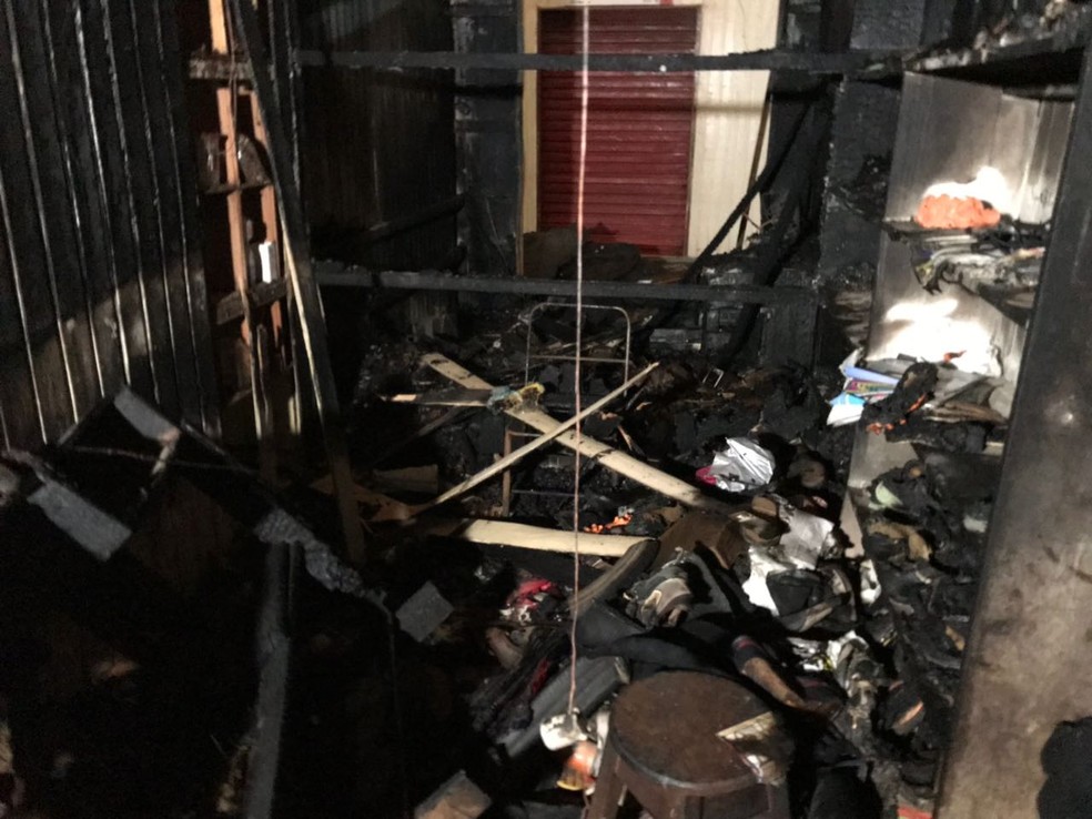 Incêndio em mercado atingiu seis lojas e duas ficaram destruídas em Rio Branco (Foto: Marcelo Pereira/Arquivo pessoal)