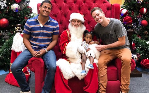 Pablo Sanábio e marido posam com a filha e Papai Noel: "Nosso primeiro Natal"
