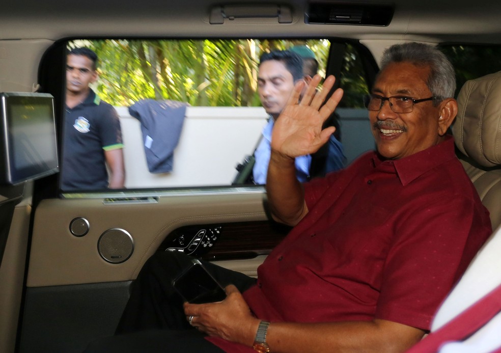 O presidente eleito do Sri Lanka, Gotabaya Rajapaksa, acena para seus eleitores neste domingo (17) — Foto: Stringer/Reuters