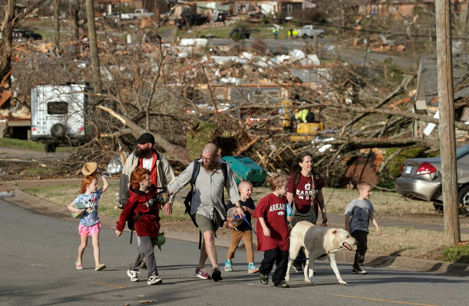 Família deixa sua casa em Little Rock, Arkansas, após passagem de tornado