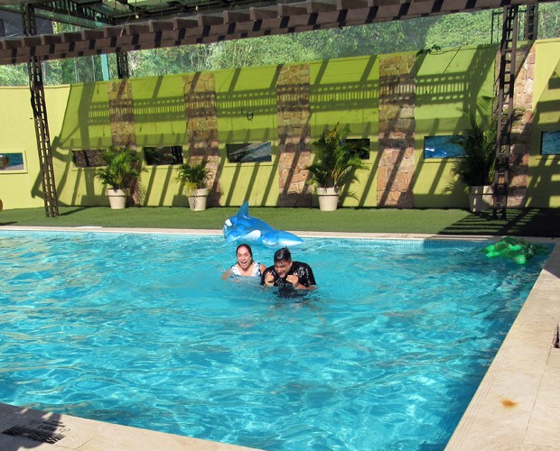 Cissa Guimarães e Zeca Camargo se divertem na piscina (Foto: Viviane Figueiredo / Gshow)