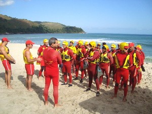 Guarda-vidas temporários durante treinamento na praia de Maresias no ano passado. (Foto: Ricardo Faustino/PMSS)