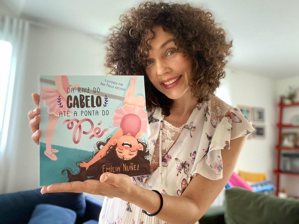 Emília Nunez é escritora e faz transmissões pela internet — Foto: Emília Nunez / Reprodução