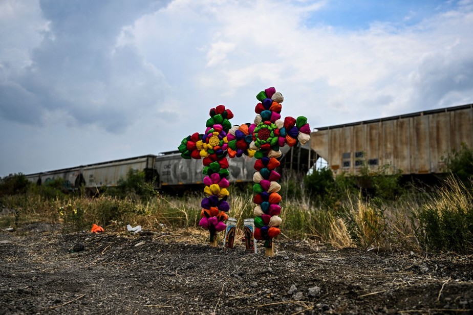 Velas e cruzes marcam local onde caminhão com mais de 50 corpos foi encontrado no Texas, Estados Unidos