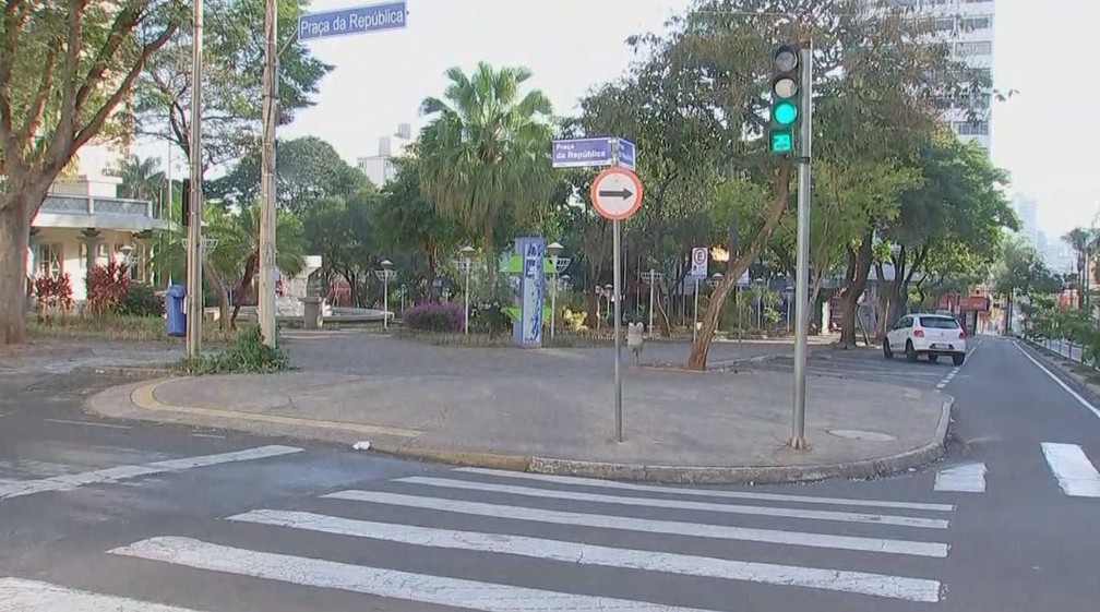 Ruas ficaram vazias após adoção de medidas mais restritivas em Catanduva (SP) — Foto: Reprodução/TV TEM